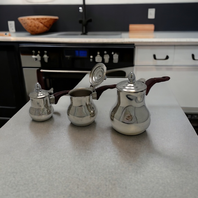 A SET OF THREE COFFEE POTS WITH LID